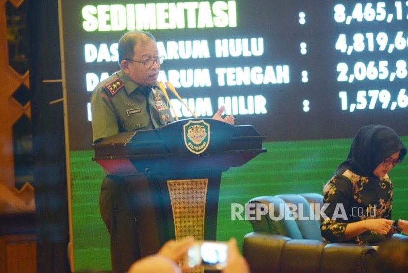 Pangdam III/Siliwangi Mayjen TNI Tri Soewandono menjelaskan tentang perkembangan Sungai Citarum saat ini saat Rapat Evaluasi Satu Tahun Program Citarum Harum, di Graha Manggala Siliwangi, Kota Bandung, Selasa (15/1).