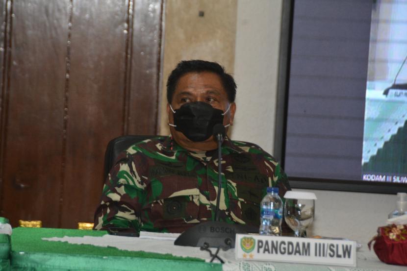 Pangdam III Siliwangi, Mayjen TNJ Nugroho Budi Wiryanto saat Rakor Covid 19 di Makodam. 