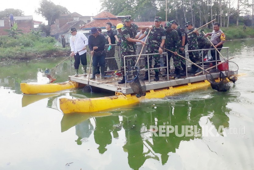 Pangdam III Siliwangi MayjenTNI Doni Monardo turun langsung mengambil sampah di aliran sungai Citarum, di Kampung Cijagra, Desa Bojongsoang, Kabupaten Bandung, Jumat (2/3).