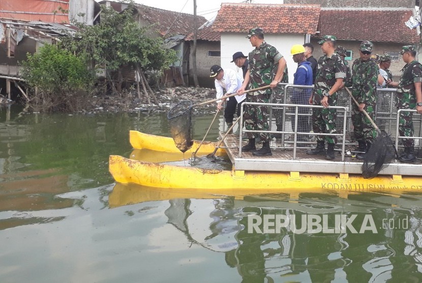 Pangdam III Siliwangi MayjenTNI Doni Monardo turun langsung mengambil sampah di aliran sungai Citarum, di Kampung Cijagra, Desa Bojongsoang, Kabupaten Bandung, Jumat (2/3).