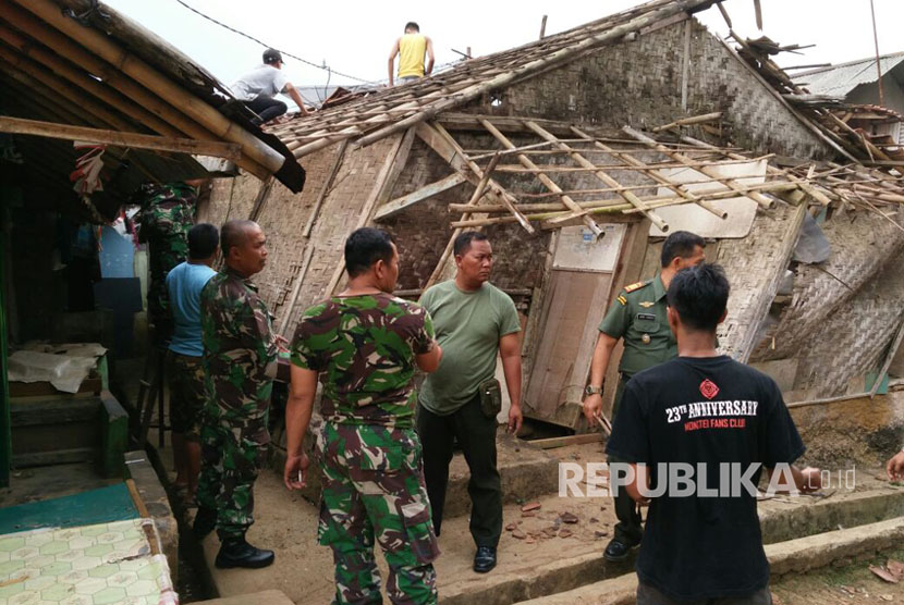 Pangdam III Siliwangi melakukan rehab rumah mak cacih di Cisaat.