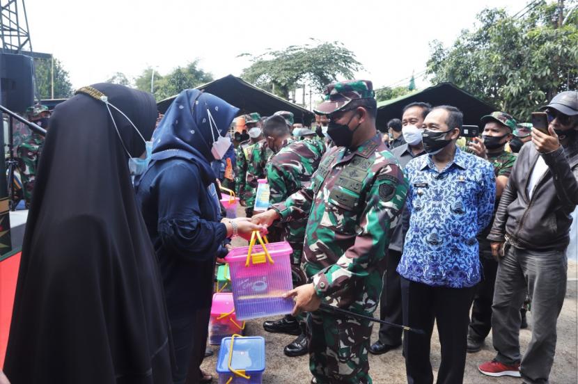 Pangdam III Siliwangi, Meyjen TNI Agus Subiyanto, meninjau kegiatan vaksinasi di Kelurahan Baros, Kecamatan Cimahi Tengah, Kota Cimahi.