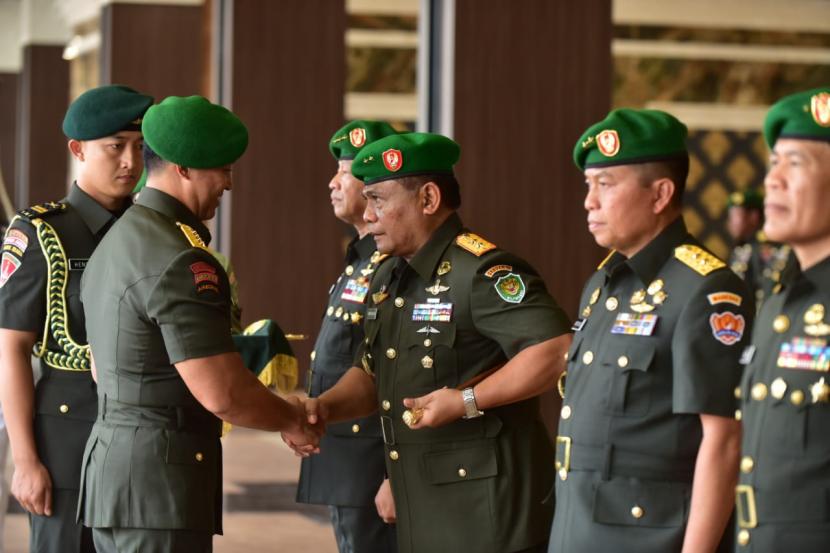 Pangdam III/Siliwangi, Mayjen Nugroho Budi Wiryanto menyalami KSAD Jenderal Andika Perkasa.