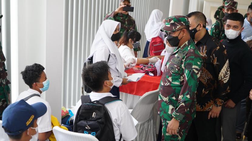Pangdam III/Siliwangi Mayjen TNI Agus Subiyanto meninjau pelaksanaan vaksinasi kepada siswa di Kabupaten Garut, Rabu (8/9). 