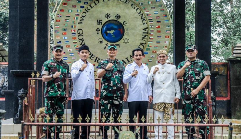 Pangdam III/Siliwangi Mayjen TNI Kunto Arief Wibowo, melakukan napak tilas Kerajaan Galuh di situ cagar budaya Karangkamulyan, Kabupaten Ciamis, Rabu (20/4/2022).
