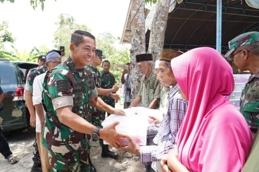 Pangdam Iskandar Muda Mayjen TNI Novi Helmy Prasetya berikan bantuan ke warga pedamanan Aceh