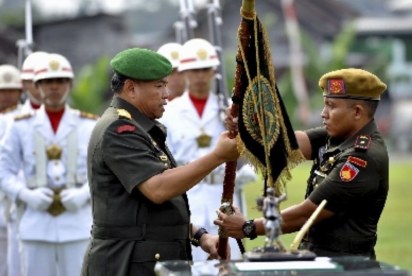 Pangdam IV/Diponegoro Mayjen TNI Sunindyo (kiri).