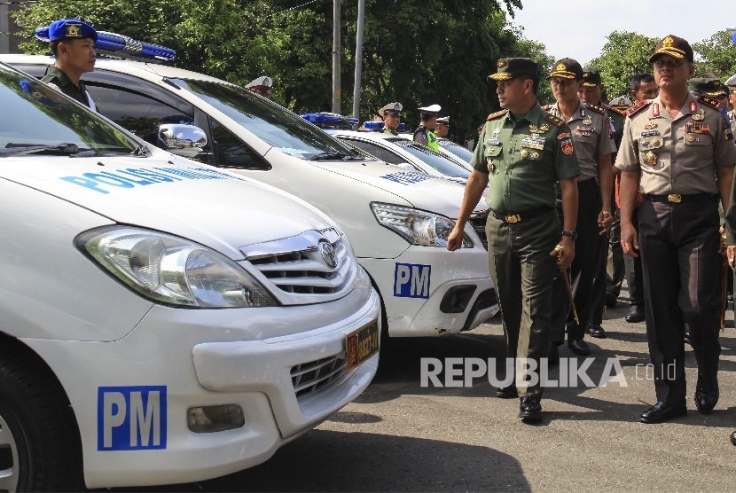 Pangdam IV/Diponegoro Mayjen TNI Tatang Sulaiman (kiri) dan Kapolda Jawa Tengah Irjen Pol Condro Kirono (kanan) memeriksa anggota pasukan saat apel pengamanan untuk pernikahan Kahiyang Ayu dengan Bobby Nasution di Manahan, Solo, Jawa Tengah (ilustrasi)