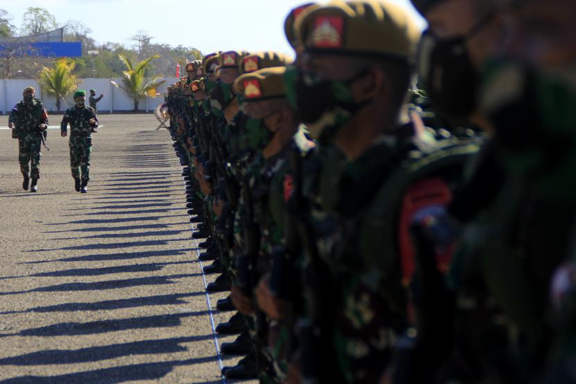 Pangdam IX/Udayana Resmikan Dua Koramil di Sumbawa Barat. Pangdam IX/Udayana Mayjen TNI Kurnia Dewantara (tengah) memeriksa pasukan saat memimpin apel penerimaan pasukan pengganti Satgas Pamtas RI-RDTL dari Satuan Yonarmed 3/105 Tarik di Markas Lantamal VII Kupang, NTT, Kamis (6/8/2020). Satuan Yonarmed 3/105 Tarik akan menggantikan Yonif 132/Bima Sakti (BS) di sektor Barat yang sudah bertugas selama sembilan bulan.