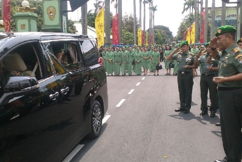 Pangdam Jaya Mayjen Joni Supriyanto melepas Mayjen Jaswandi di Makodam Jaya, Jumat (23/3).