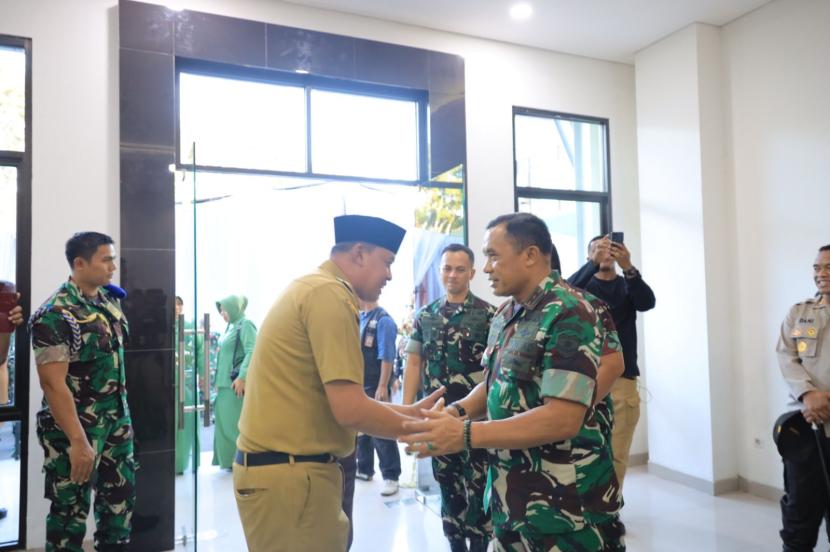 Pangdam Jaya Mayjen Mohamad Hasan bersalaman dengan Wali Kota Bekasi Tri Adhianto Tjahyono.