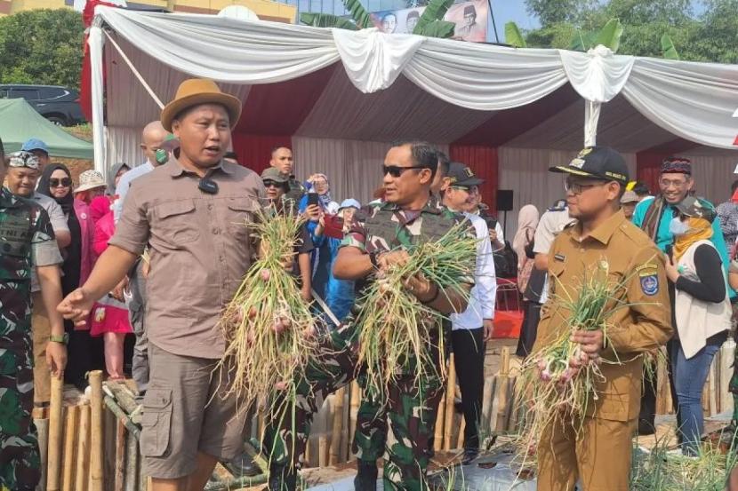 Pangdam Jaya Mayjen Mohammad Hasan dan Wakil Wali Kota Depok Imam Budi Hartono (kanan) ketika melakukan panen raya bawang merah.