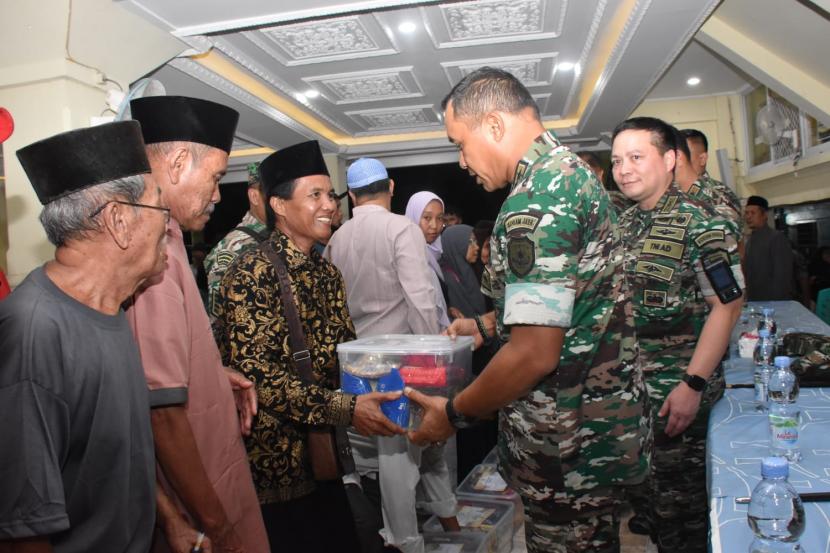 Pangdam Jaya Mayjen TNI M. Hasan menyerahkan bingkisan Lebaran 1444 H dan santunan anak yatim kepada masyarakat korban kebakaran Depo Pertamina Plumpang-Jakarta Utara, Jumat (21/4/2023).