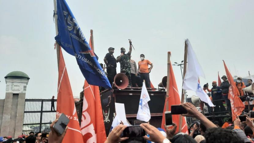 Pangdam Jaya Mayjen Untung Budiharto dan Kapolda Metro Jaya berada di atas mobil komando massa aksi saat demonstrasi Partai Buruh di depan Gedung DPR, Jakarta, Sabtu (14/5). Keduanya bergantian menyampaikan orasi  mendukung perjuangan kaum buruh. 