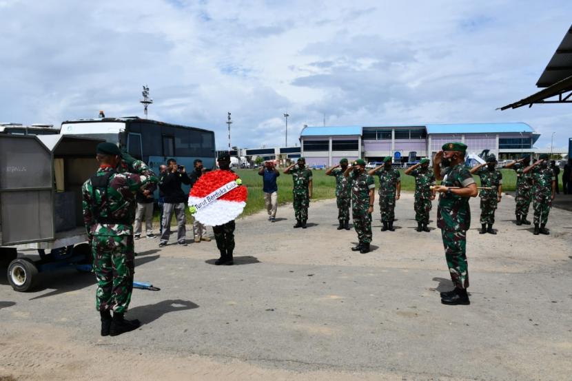 Pangdam Kasuari Mayjen Gabriel Lema melakukan penghormatan terakhir kepada Kolonel Jusak Prastia Girsang di Bandara Domine Eduard Osok, Kota Sorong, Papua Barat pada Sabtu (5/3/2022).