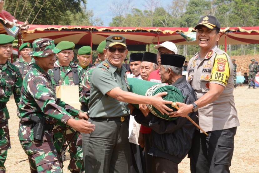 Pangdam Siliwangi, Mayjen TNI Tri Soewandono menutup TMMD ke 105 di Majalengka. 