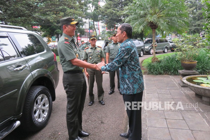 Pangdam Siliwangi, Mayor Jenderal TNI Doni Monardo beserta jajaran berkunjung ke Institut Teknologi Bandung  (ITB), Kamis (14/12).