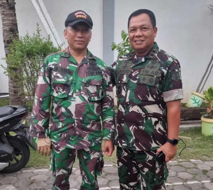 Pangdam V/ Brawijaya Mayjen TNI Farid Makruf (kanan) bersama Peltu Khusnul Abdul Hakim yang menerima bantuan lengan palsu baru.