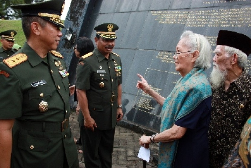 Pangdam VII Wirabuana Mayjen Bachtiar (kiri).