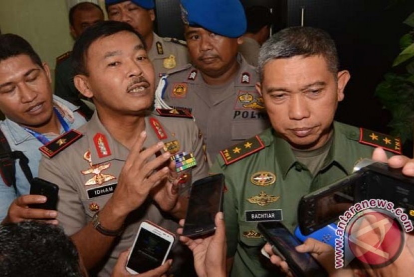 Pangdam VII Wirabuana Mayjen TNI Bachtiar (kanan) bersama Kapolda Sulteng Brigjen Pol Idham Azis (kiri) memberikan keterangan kepada wartawan