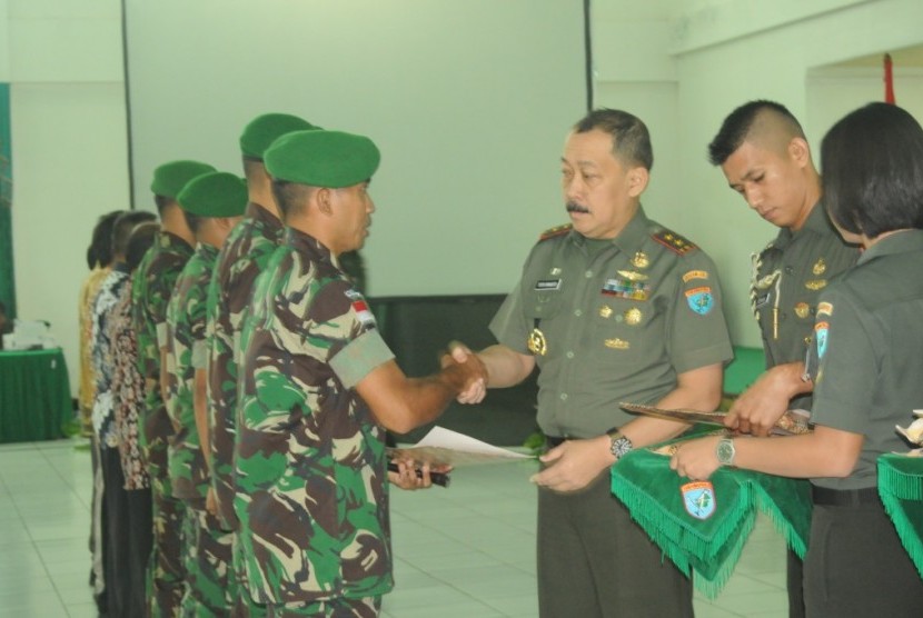 Pangdam XII/Tanjungpura Mayjen Toto Rinanto menyalami petugas pamtas.