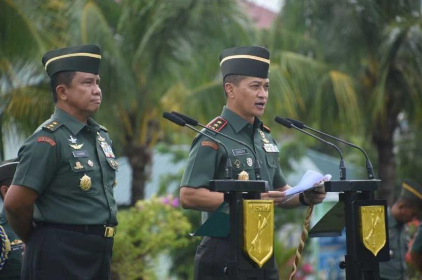 Pangdam XIII/Merdeka Mayjen Candra Wijaya (kanan).