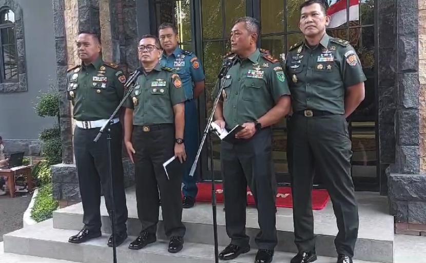 Pangdam XVII Cenderawasih Mayor Jenderal (Mayjen) Izak Pangemanan menyampaikan permintaan maaf atas peristiwa penyiksaan orang asli Papua (OAP) yang dilakukan Batalyon Yonif 300 Raider Braja Wijaya
