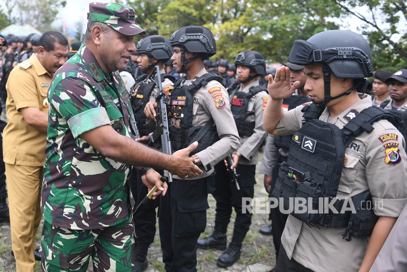 Pangdam XVII/Cendrawasih Mayjen TNI Herman Asaribab (kedua kiri)