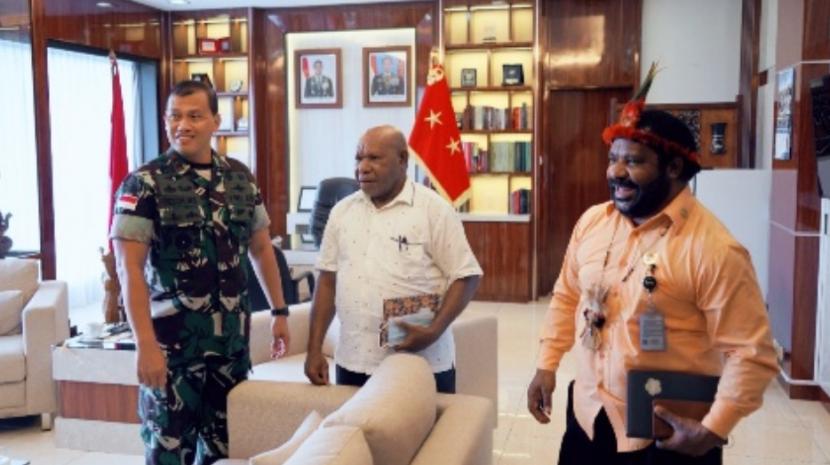 Pangdam XVII/Cenderawasih Mayjen Teguh Muji Angkasa bertemu Ketua Lembaga Masyarakat Adat (LMA) Papua Lenis Kogoya.