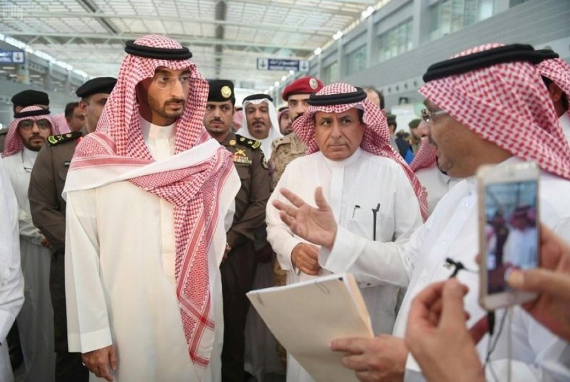 Pangeran Abdulah bin Bandar tengah melakukan inspeksi ke Bandara King Abdul Aziz, Jeddah, (Ahad ,30/7).