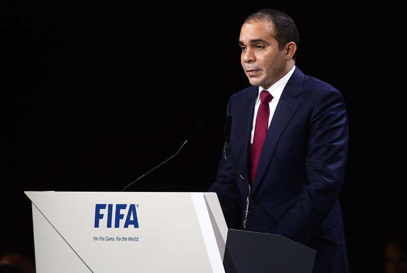 Pangeran Ali bin Al Hussein menyampaikan pidato saat Kongres FIFA ke-65 di Hallenstadion, Zurich, Swiss, Jumat (29/5). 