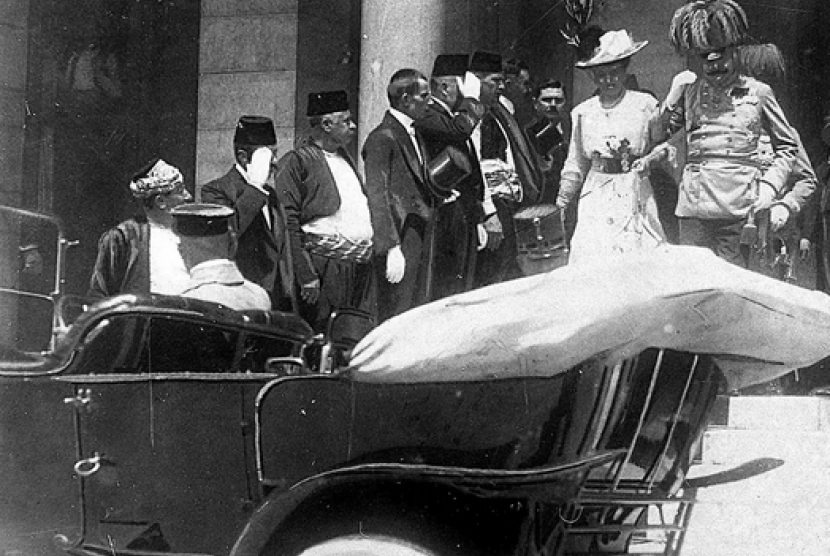 Pangeran Austria, Franz Ferdinand, dengan istrinya, Sophie, di Sarajevo beberapa menit menjelang penembakan yang dialaminya
