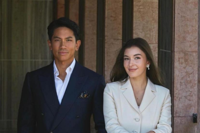 Pangeran Brunei Abdul Mateen dan kekasihnya yang kini sudah menjadi istrinya, Anisha Rosnah, dalam sebuah foto yang diunggah dalam Instagram pribadi Abdul Mateen @tmski pada 31 Desember 2023. 
