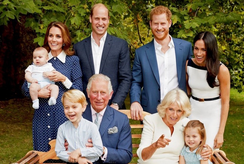 Pangeran Charles dan Camilla bersama anak-anak, mantu, dan cucunya.