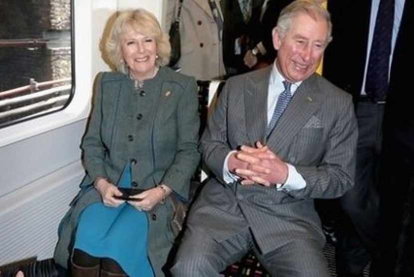 Pangeran Charles dan Camilla dalam perjalanan tiga menit menggunakan kereta Tabung Jalur Metropolitan dari Stasiun Ferringdon menuju King's Cross