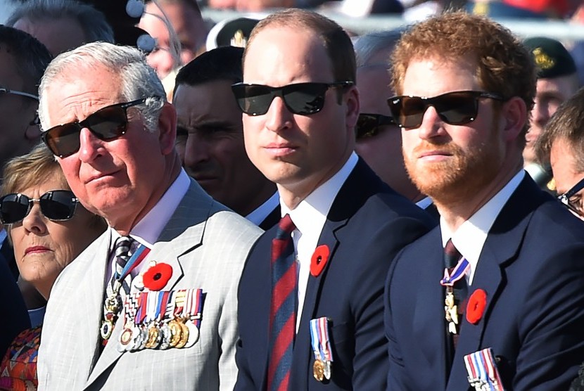 Pangeran Charles (kiri), Pangeran William (tengah), dan Pangeran Harry (kanan).