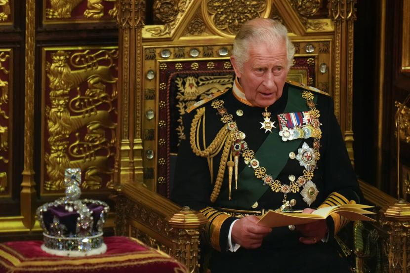 Pangeran Charles membacakan pidato Ratu di samping mahkotanya saat Pembukaan Parlemen Negara, di Istana Westminster di London, Selasa, 10 Mei 2022. Ratu Elizabeth II tidak menghadiri pembukaan Parlemen di tengah masalah mobilitas yang sedang berlangsung.