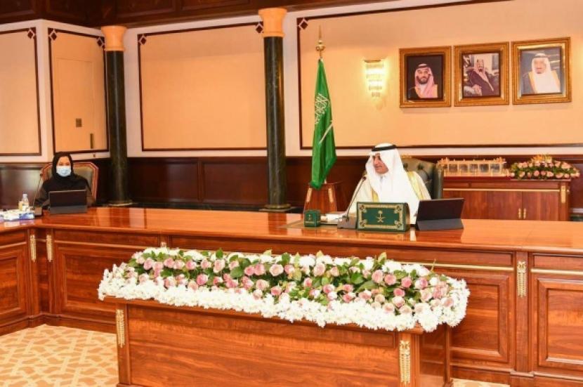 Pangeran Fahd Bin Sultan, emir Tabuk, mengucapkan selamat kepada Dr. Khulood Al-Khamis atas pelimpahan tugas sebagai sekretaris jenderal dewan daerah Tabuk.