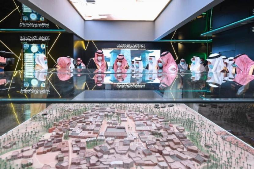 Pangeran Faisal Bin Salman, emir wilayah Madinah dan ketua Otoritas Pengembangan Wilayah Madinah, membuka Pameran dan Museum Internasional tentang Biografi Nabi dan Peradaban Islam. 