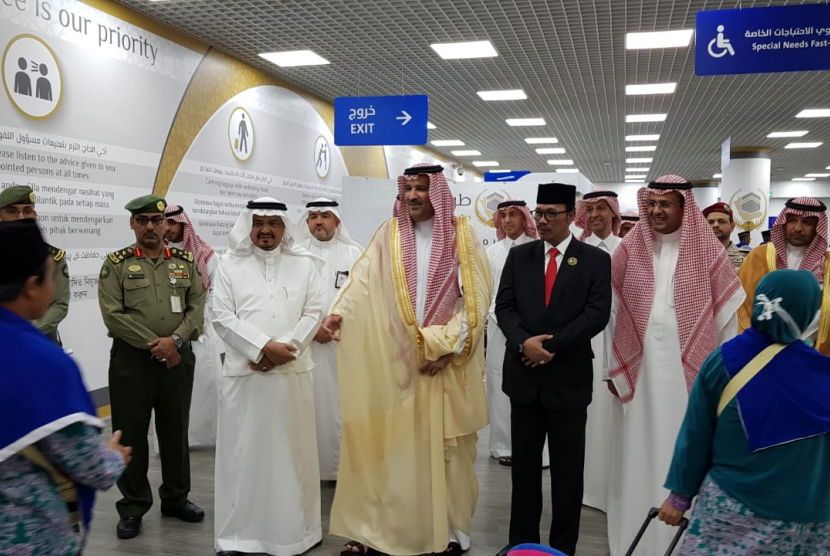 Pangeran Faisal Ibnu Salman bin Abdul Aziz Al Saud (tengah), yang juga Gubernur Madinah.