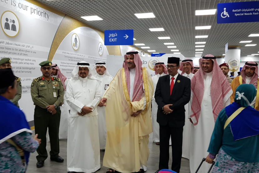 Pangeran Faisal Ibnu Salman bin Abdul Aziz Al Saud (tengah), yang juga Gubernur Madinah, menyambut kedatangan jamaah haji Indonesia saat tiba di Bandara Amir Muhammad bin Abdul Aziz, Madinah, Ahad (14/7). Turut mendampingi Pangeran Arab Saudi adalah Duta Besar Indonesia untuk Arab Saudi, Agus Maftuh Abegebriel (berjas), dan Menteri Haji Arab Saudi.