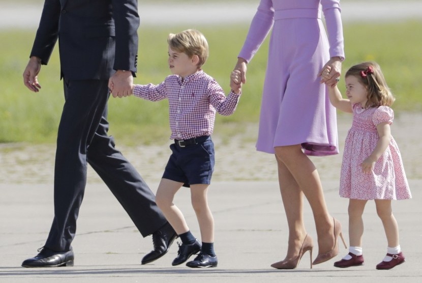 Pangeran George bersama adiknya Putri Charlotte saat mengikuti kunjungan kenegaraan orangtuanya di Hamburg, Jerman.