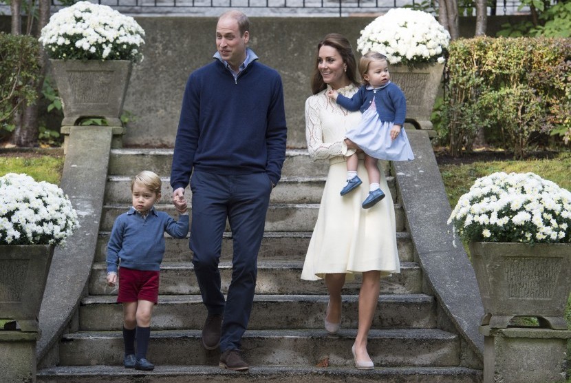Pangeran George bersama ayahnya Pangeran William dan Kate Middleton bersama Putri Charlotte.