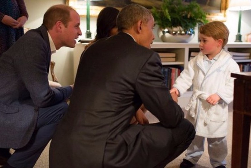 Pangeran George dengan mengenakan jubah tidurnya menyapa Presiden Obama, Jumat, 22 April 2016.