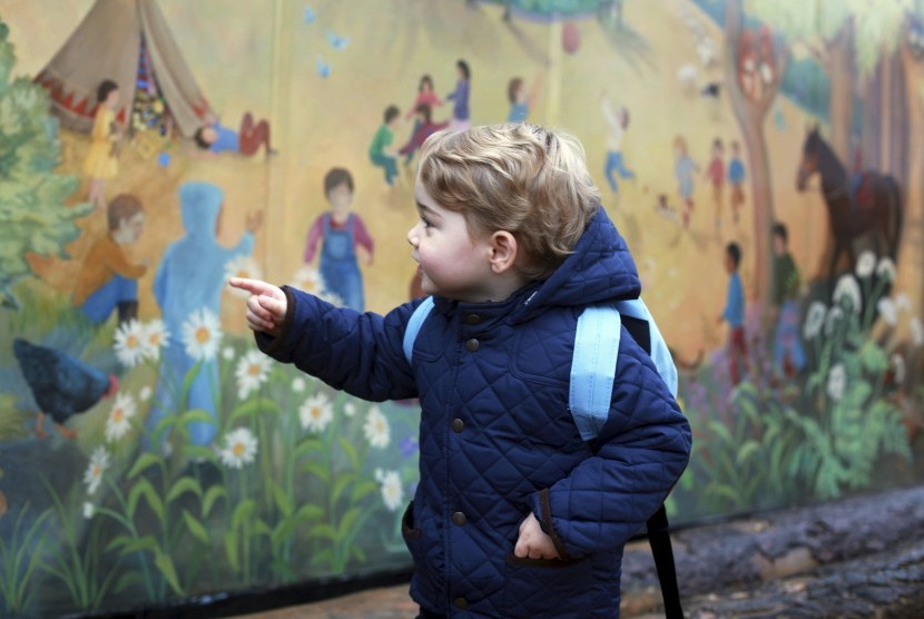 Pangeran George di hari pertamanya sekolah dalam foto jepretan Duchess of Cambridge Kate Middleton.