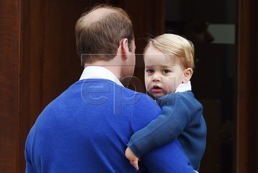 Pangeran George di pelukan ayahnya, Pangeran William.