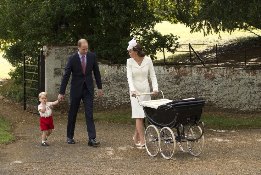 Pangeran George digandeng ayahnya Pangeran William dan berjalan dengan ibunya Kate Middleton.