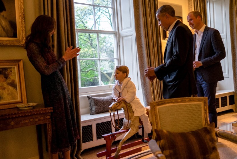Pangeran George mengenakan baju mandi atau bathrobe saat bertemu dengan Presiden AS Barack Obama.