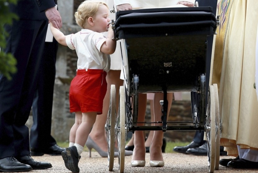 Pangeran George mengintip ke kereta dorong sang adik, Putri Charlotte.