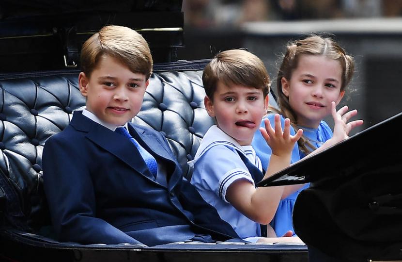 Anak Pangeran William-Kate Middleton, yakni Pangeran George, Pangeran Louis, dan Putri Charlotte, dari Inggris naik kereta terbuka di The Mall selama perayaan Platinum Jubilee untuk Ratu Elizabeth II dari Inggris, di London, Inggris, 2 Juni 2022. 